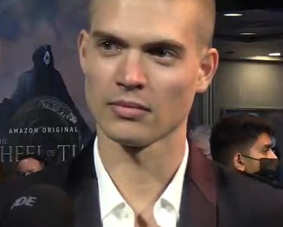Josha Stradowski