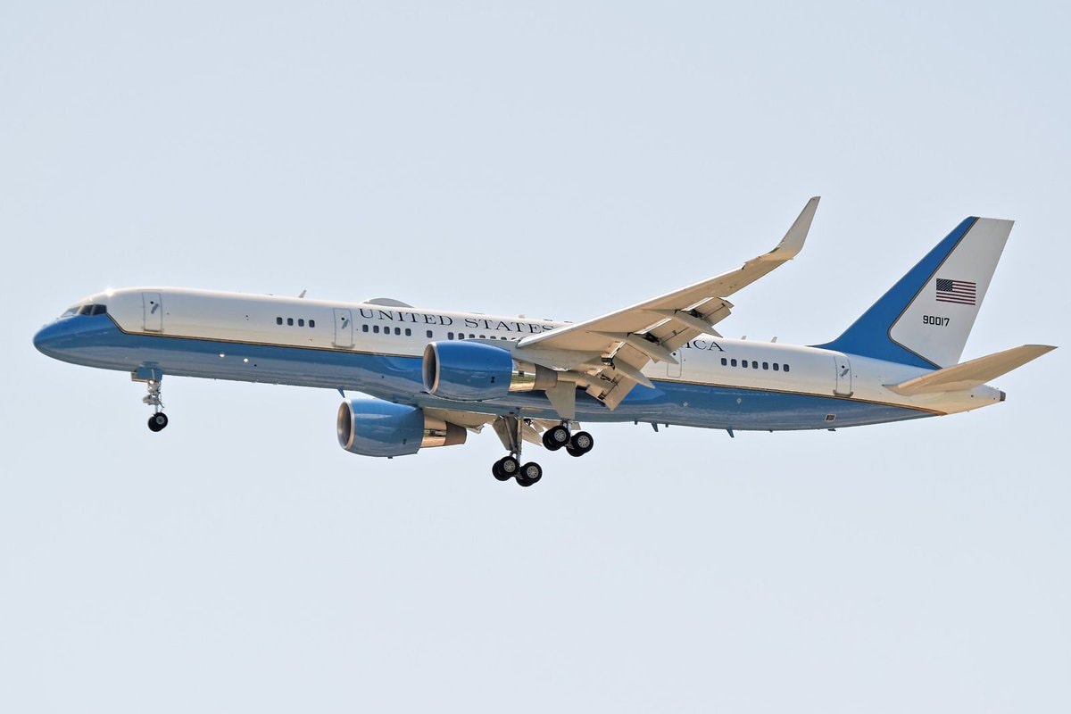 Trump Ankara plane switch and catering truck (photo 2 of 3)