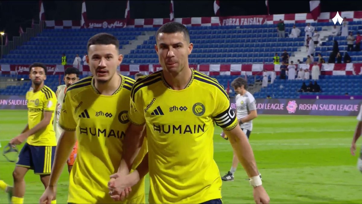 Ronaldo hands Al Hamddan the MVP award 🤍🐐