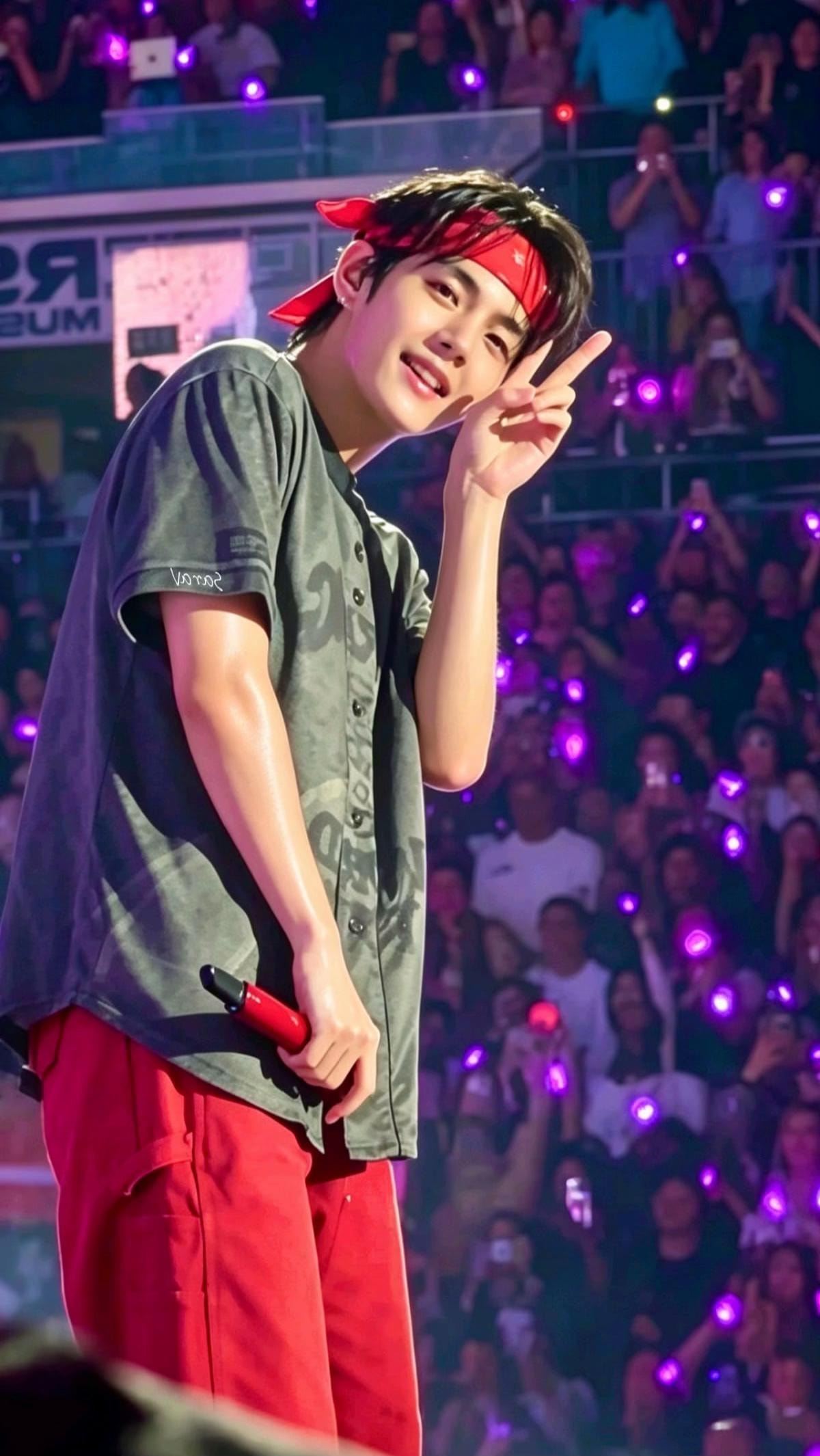 taehyung heart hands moment (photo 2 of 4)