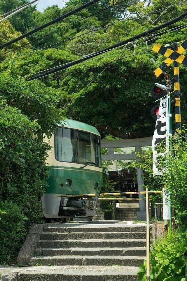 Japan vintage tram coastal scene (photo 3 of 4)
