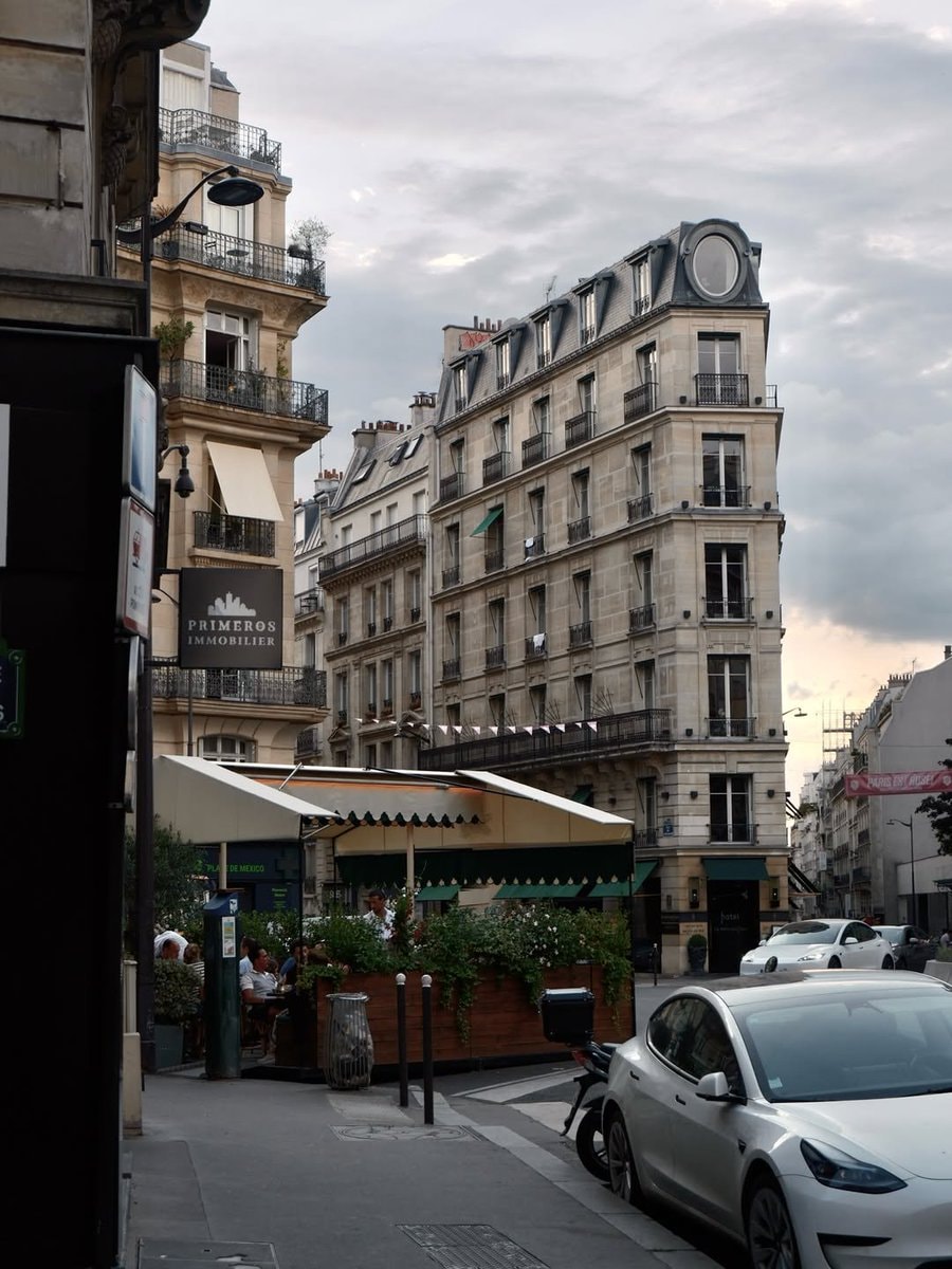 Paris France street scene (photo 3 of 4)