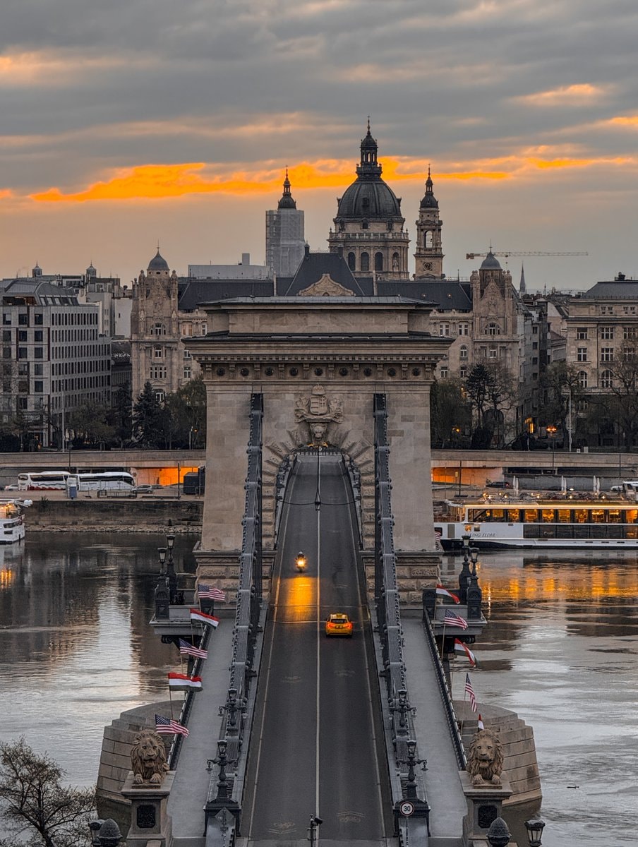 Budapest Chain Bridge (photo 2 of 4)