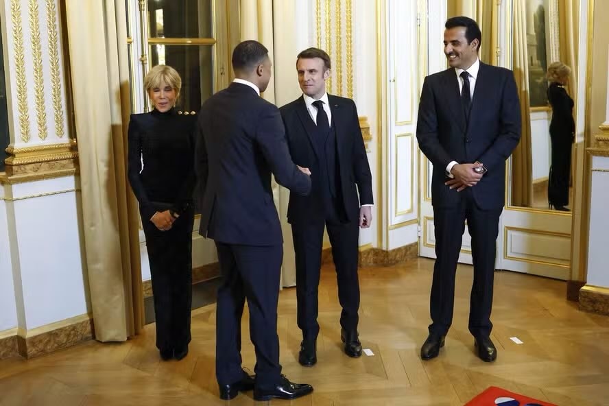 Mbappe meets French President and Emir of Qatar Mbappe meets French President and Emir of Qatar