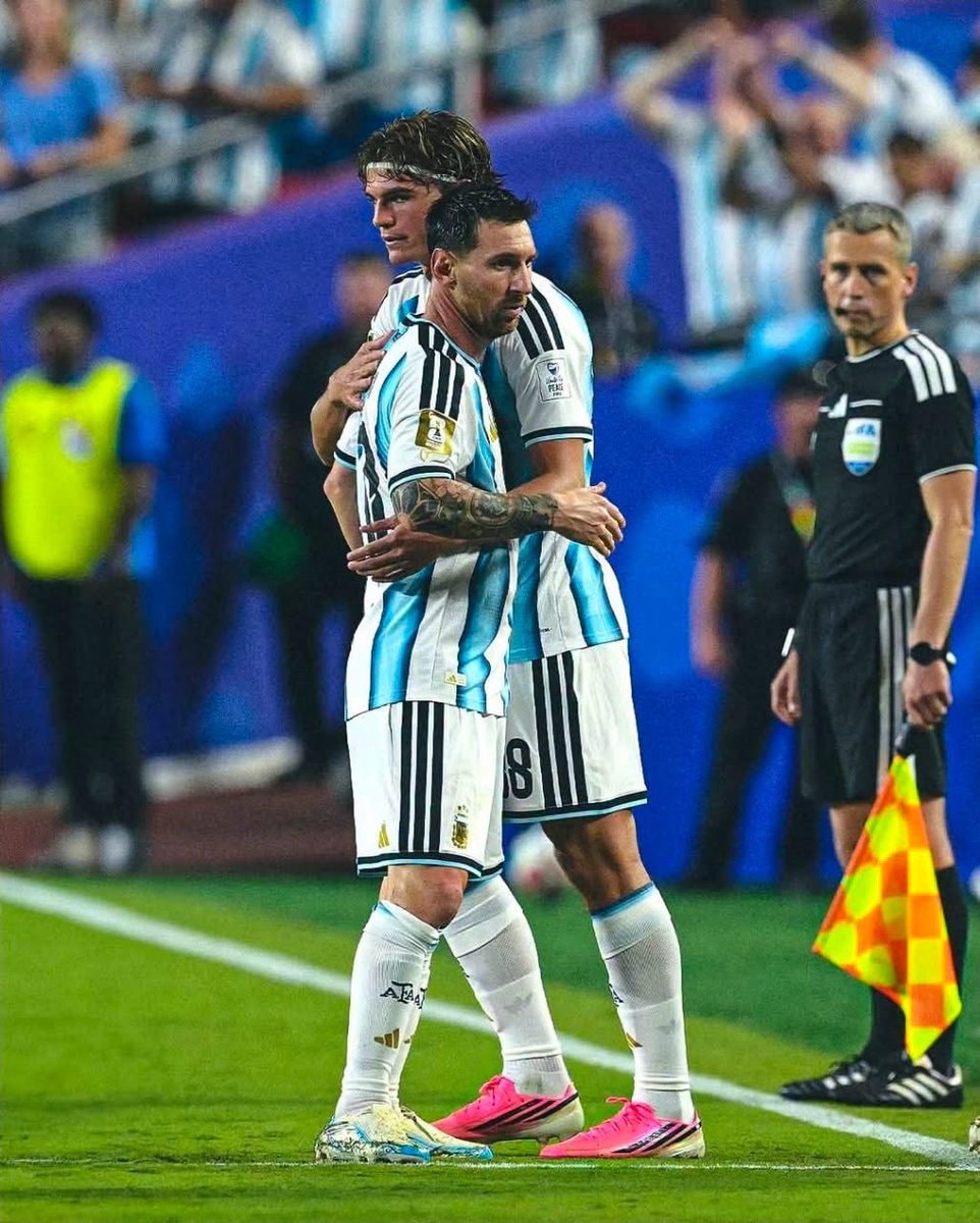 Lionel Messi motivates Nico Paz