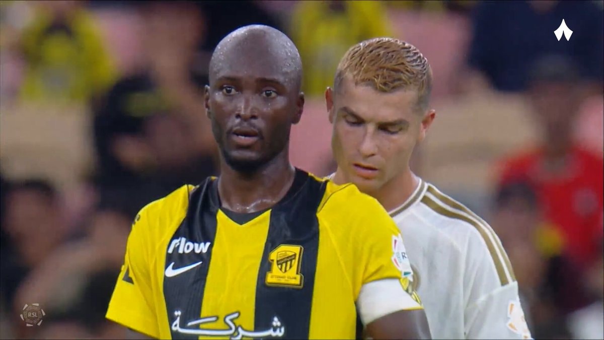 Ronaldo reads Danilo's manager instructions