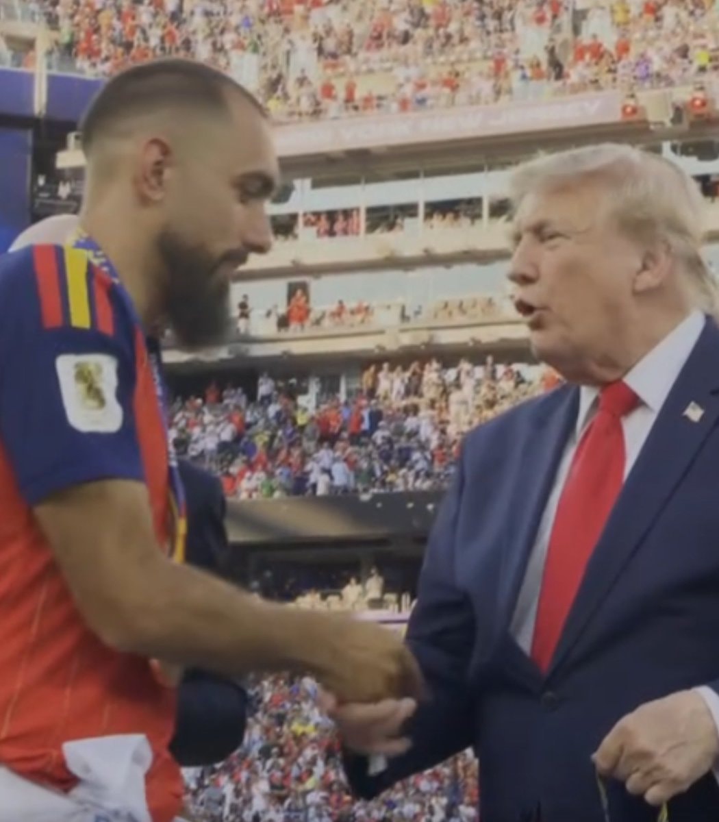 Borja Iglesias Trump handshake (photo 2 of 2)