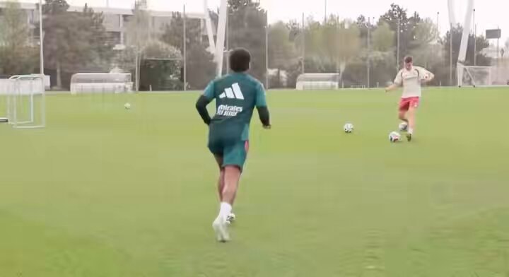 Rodrygo training with the ball