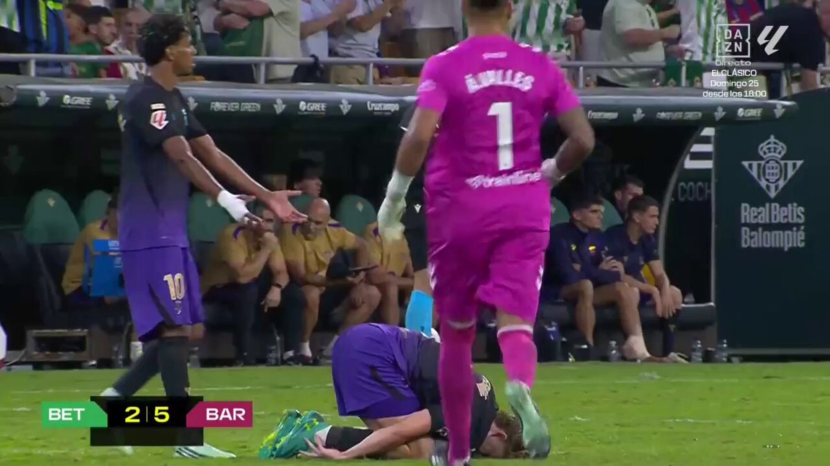 Real Betis player sent off vs Lamine Yamal