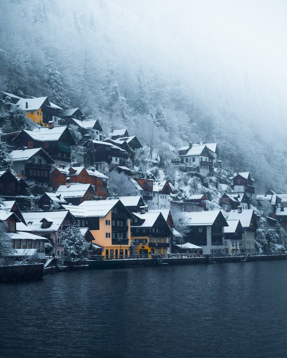 Hallstatt Austria snowy winter (photo 3 of 4)