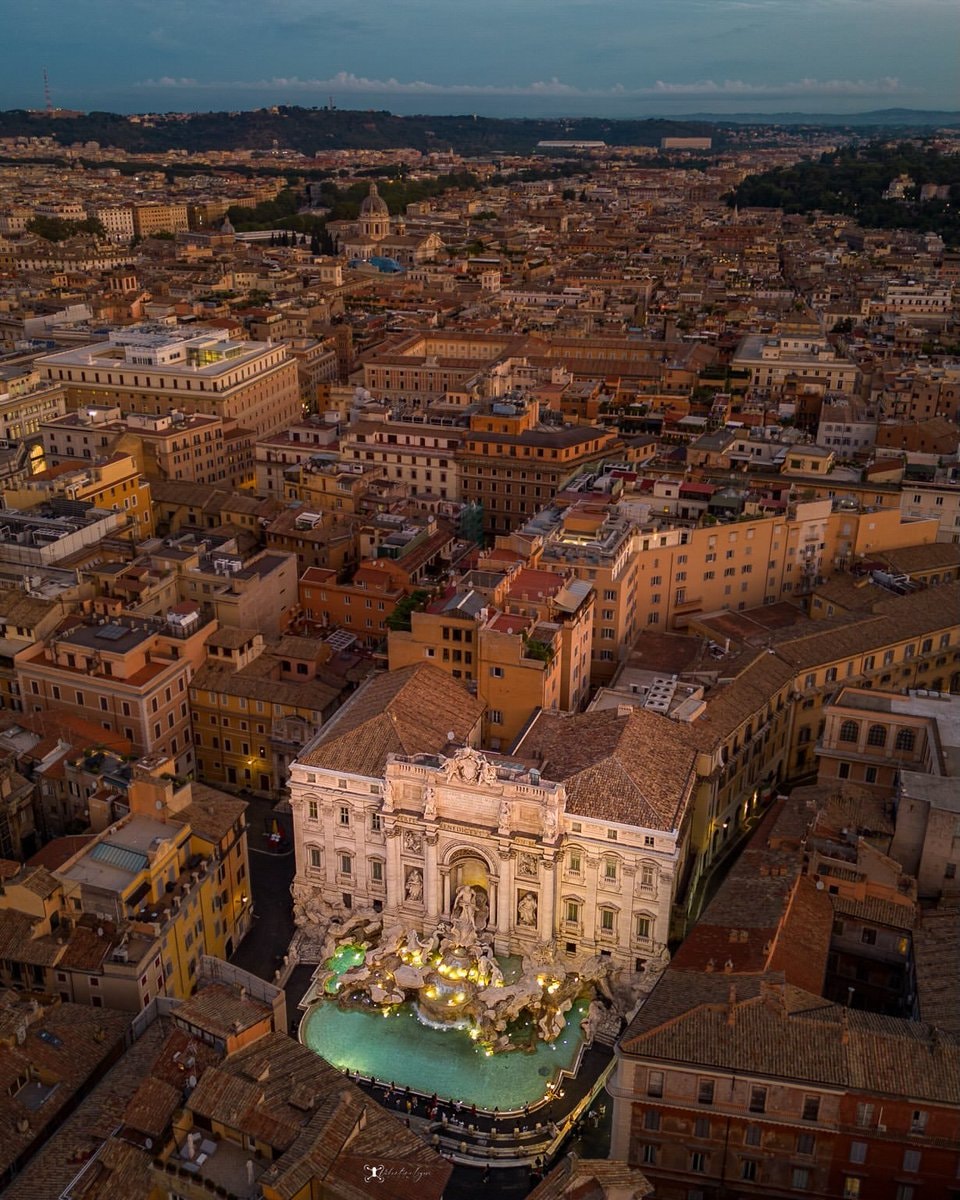 trevi fountain rome dusk