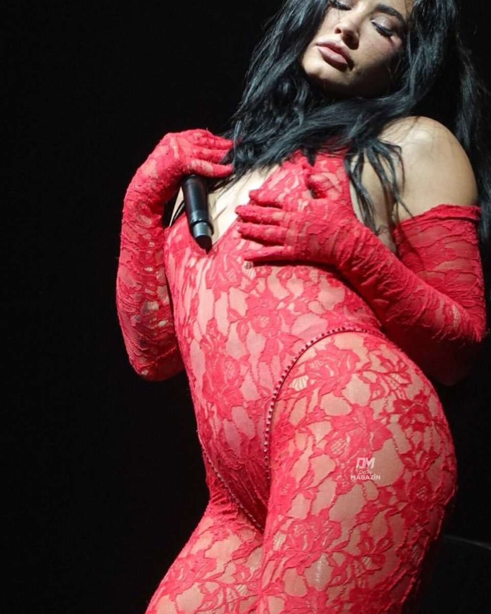 Demi Lovato stage performance (photo 2 of 2)