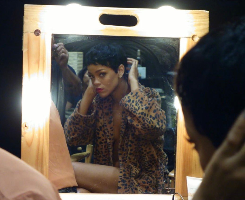 Rihanna 2012 VMAs red carpet prep (photo 2 of 4)