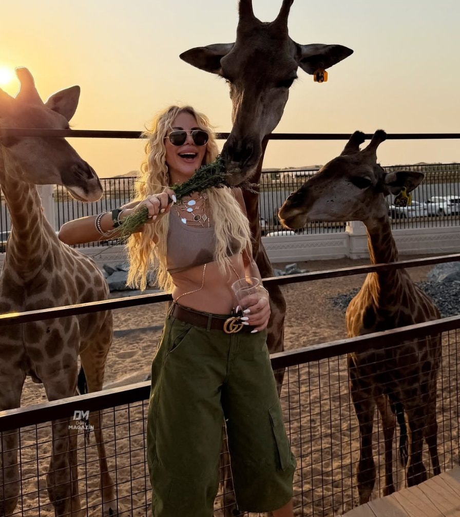 Pınar Kerimoğlu with giraffes (photo 2 of 2)