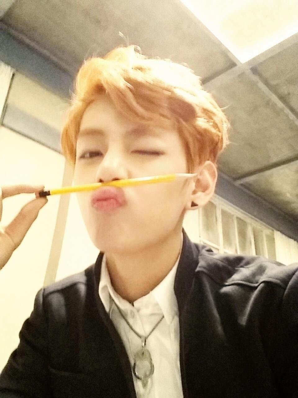 Kim Taehyung playful (photo 4 of 4)