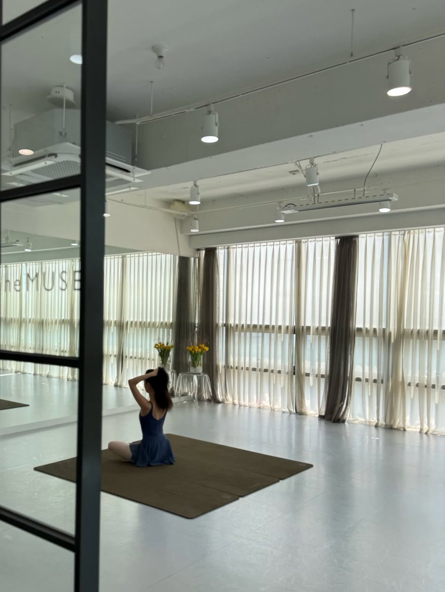 JISOO ballet practice (photo 2 of 2)