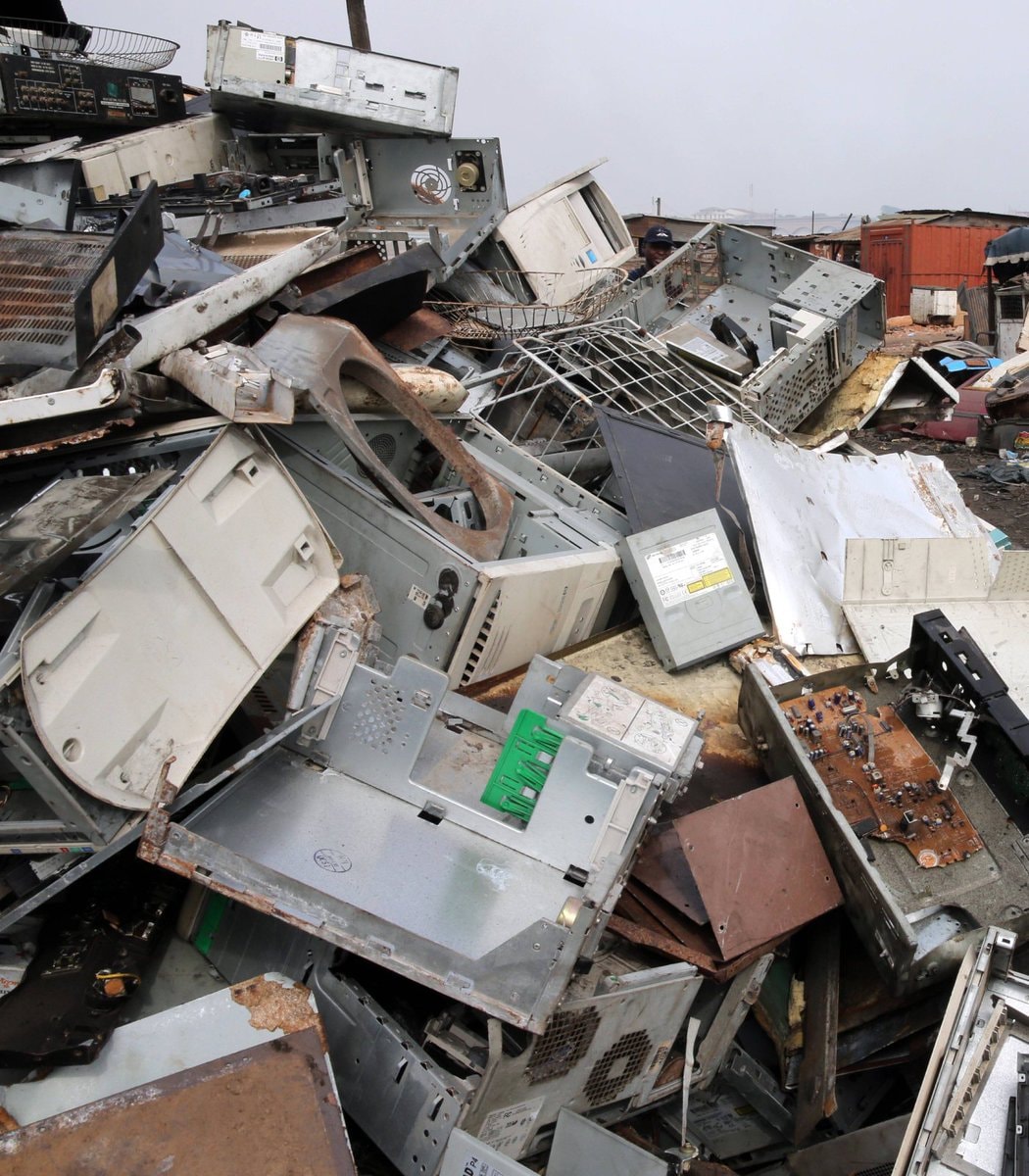 Data center e-waste projection