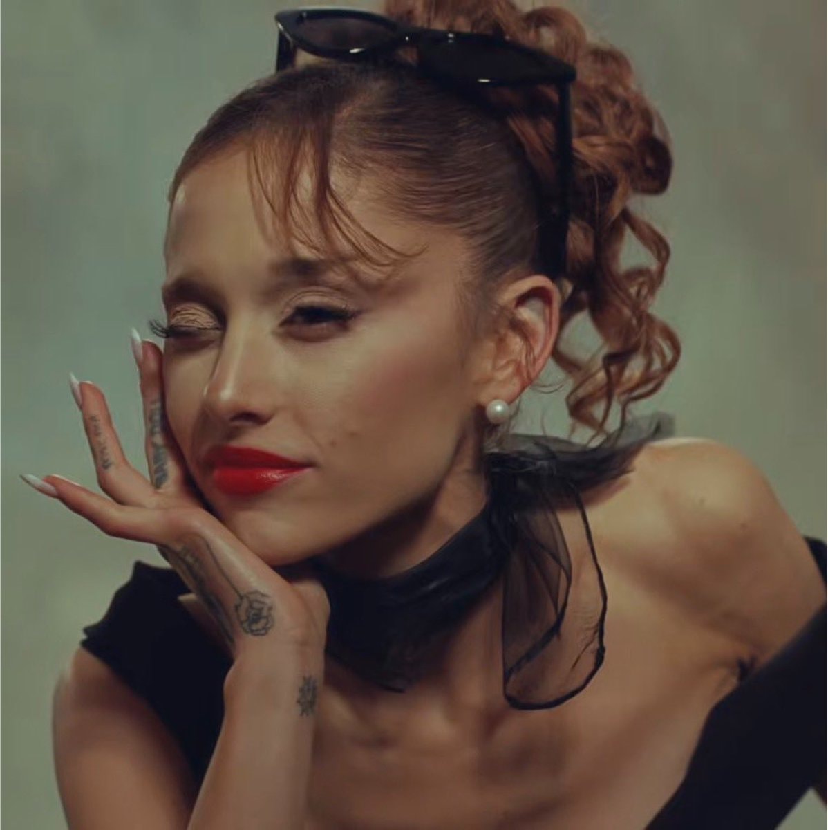 Ariana Grande petal Billboard Global 200 (photo 2 of 2)