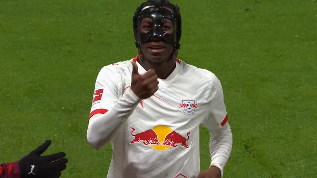 RB Leipzig player in mask back on pitch