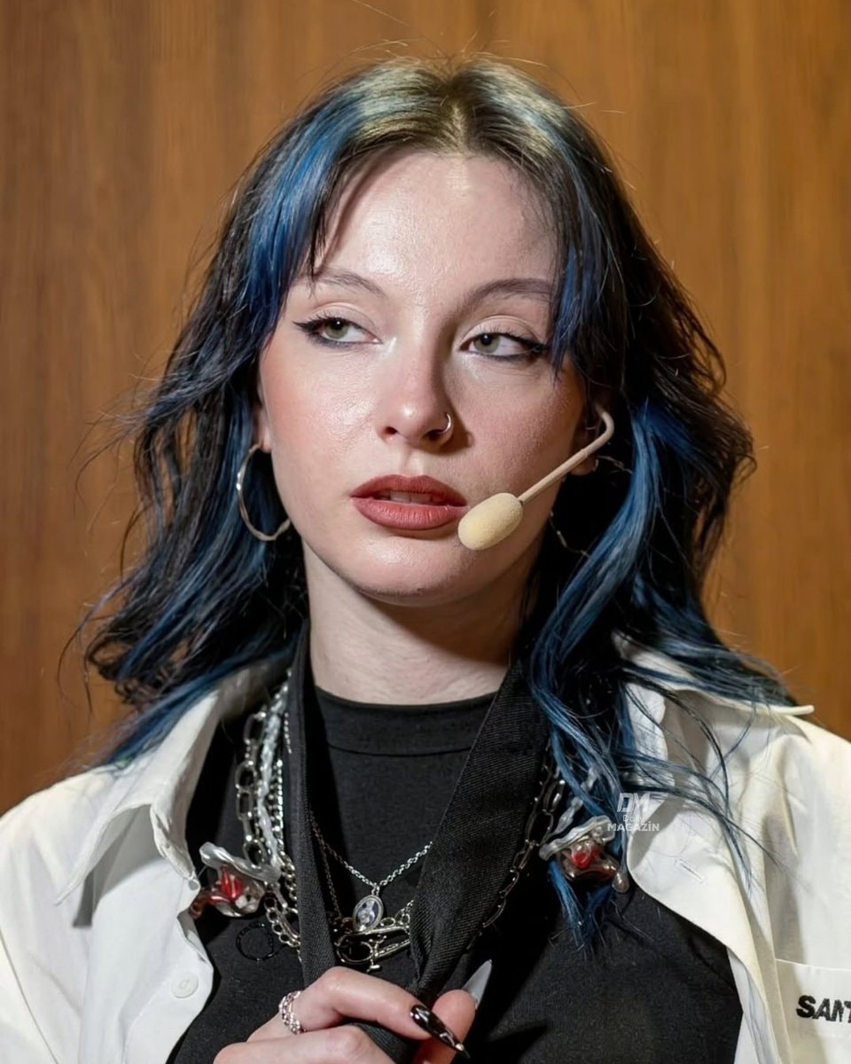 Zoktay Manifest girls posing