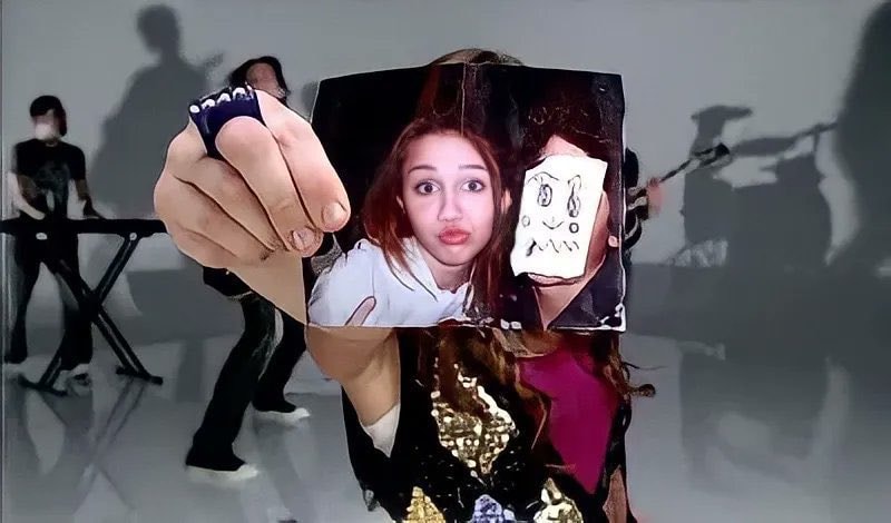 Miley Cyrus 7 Things 18 years (photo 2 of 4)