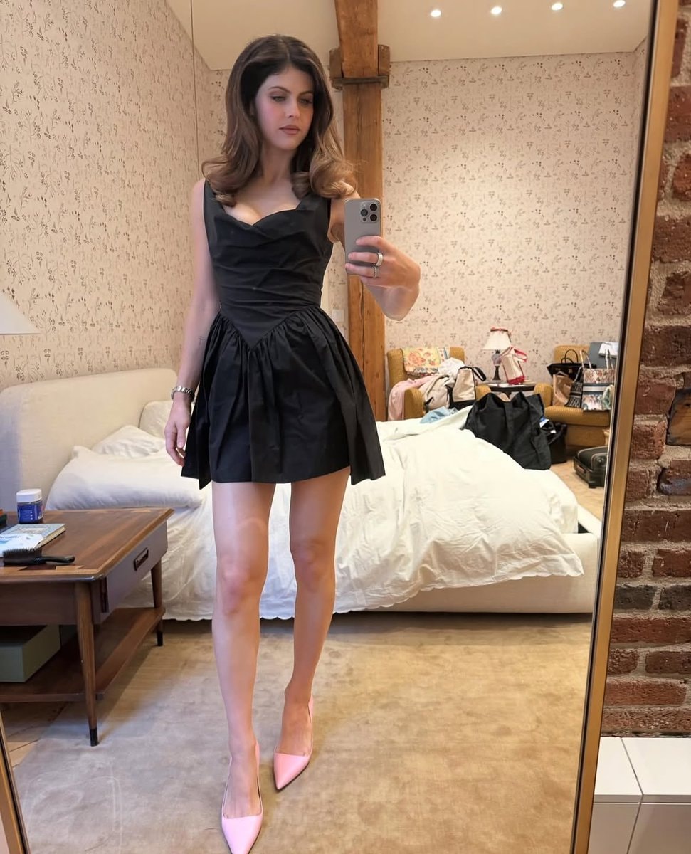 Alexandra Daddario mirror selfie