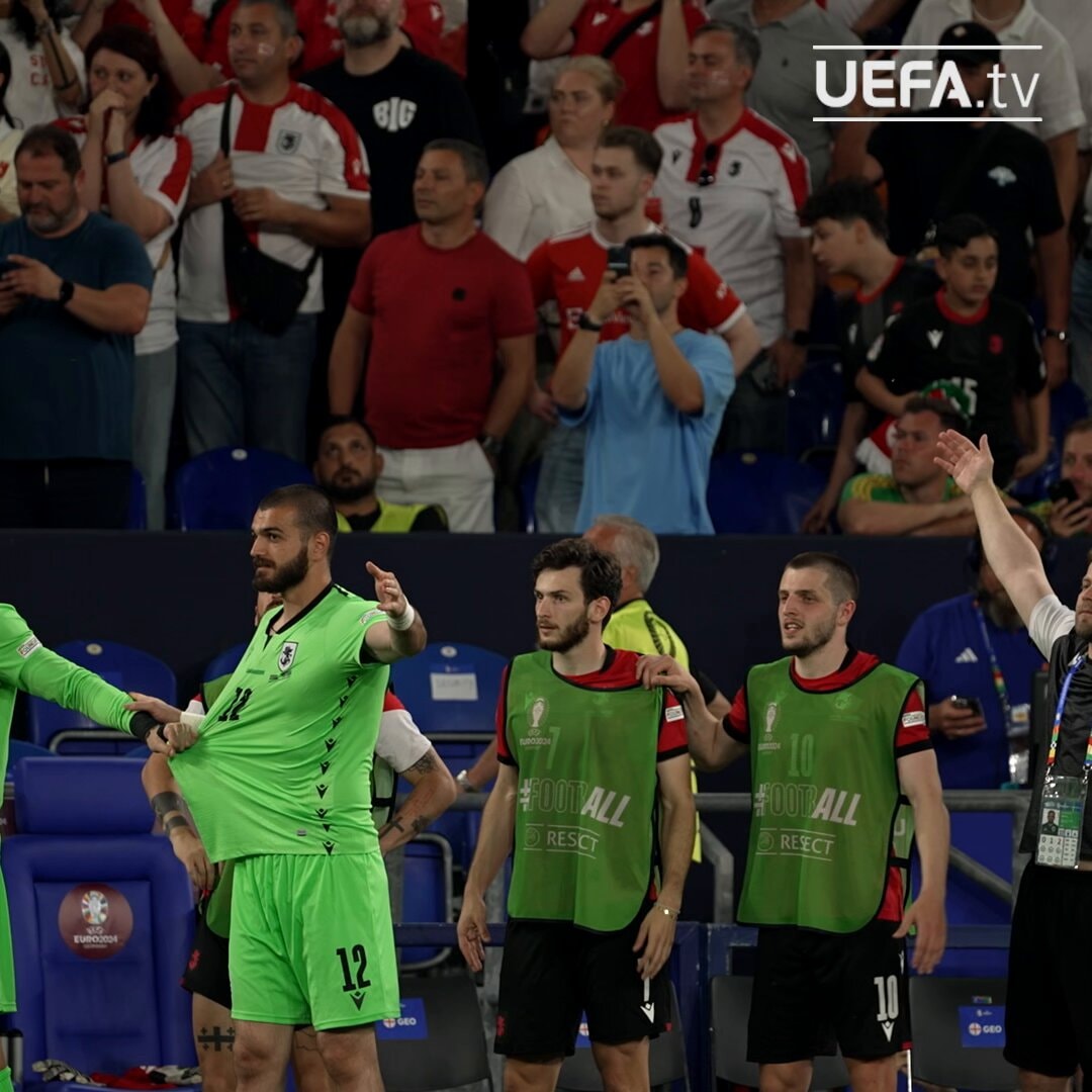 Kvaratskhelia with Ronaldo after the draw