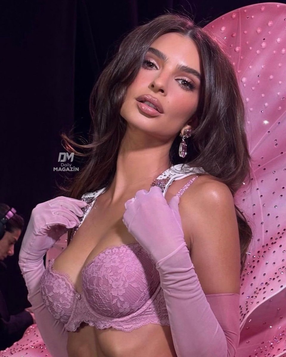 Emily Ratajkowski Victoria's Secret runway (photo 2 of 2)