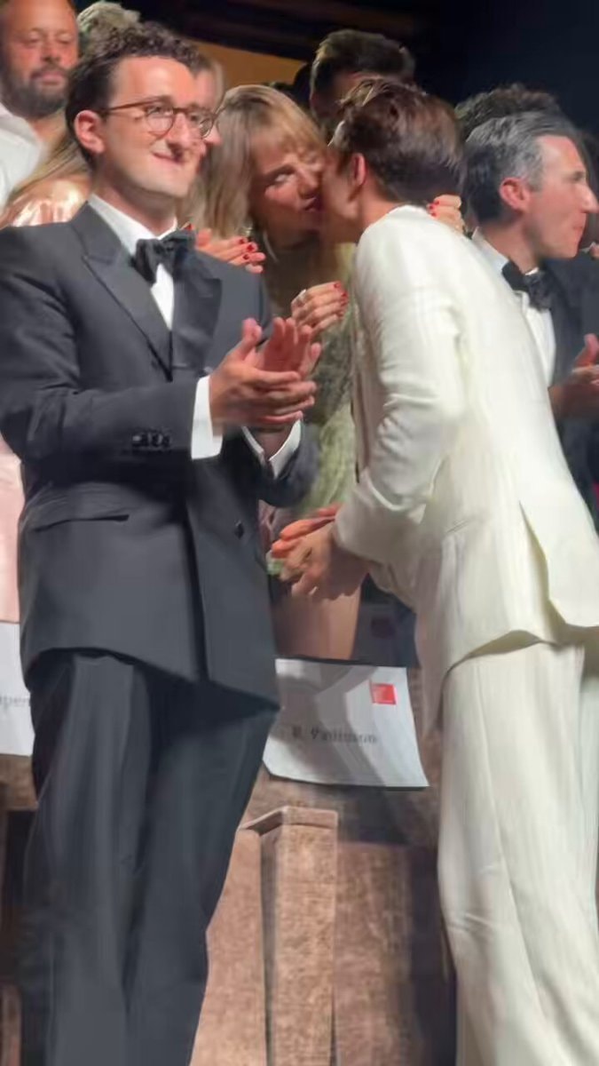 Robert Pattinson reaction to PRIMETIME ovation