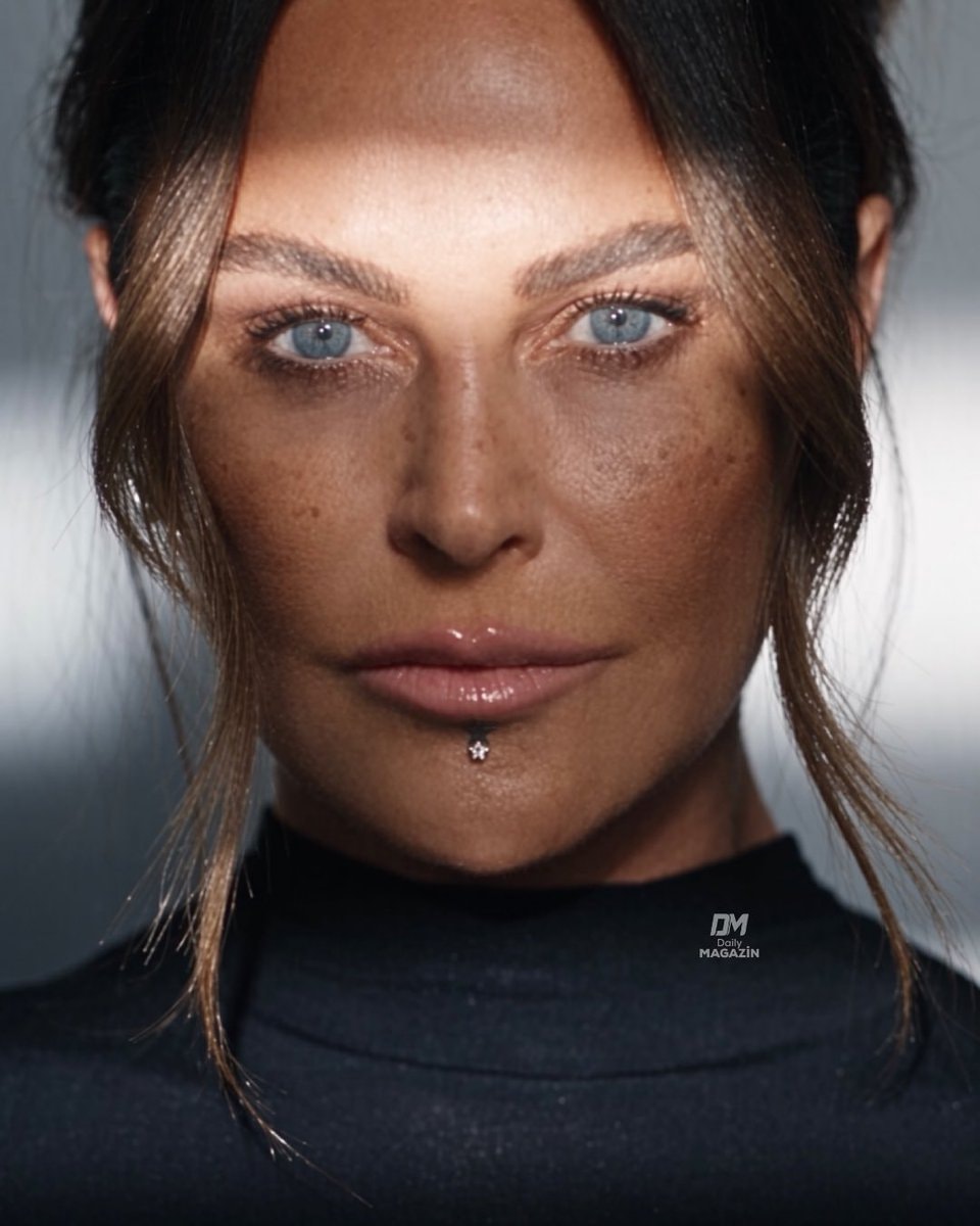 Hülya Avşar blue eyes (photo 2 of 2)
