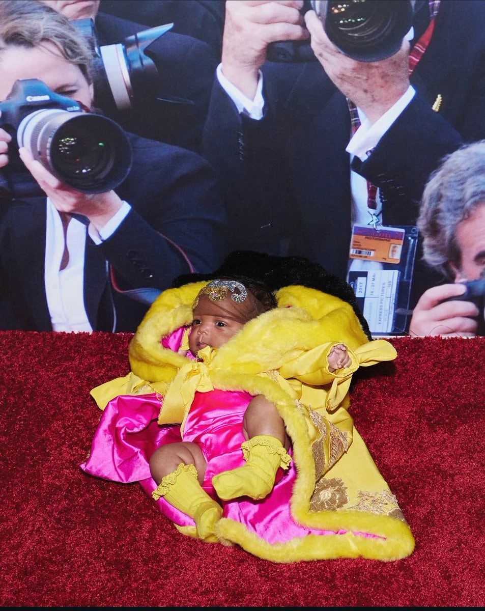 Rihanna red carpet moment (photo 2 of 2)