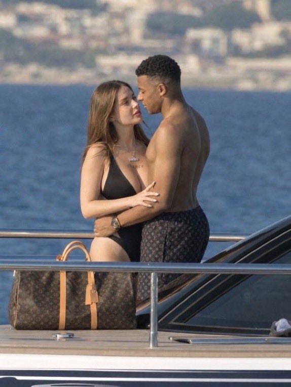 Mbappé brunette trend Vintus post (photo 2 of 2)