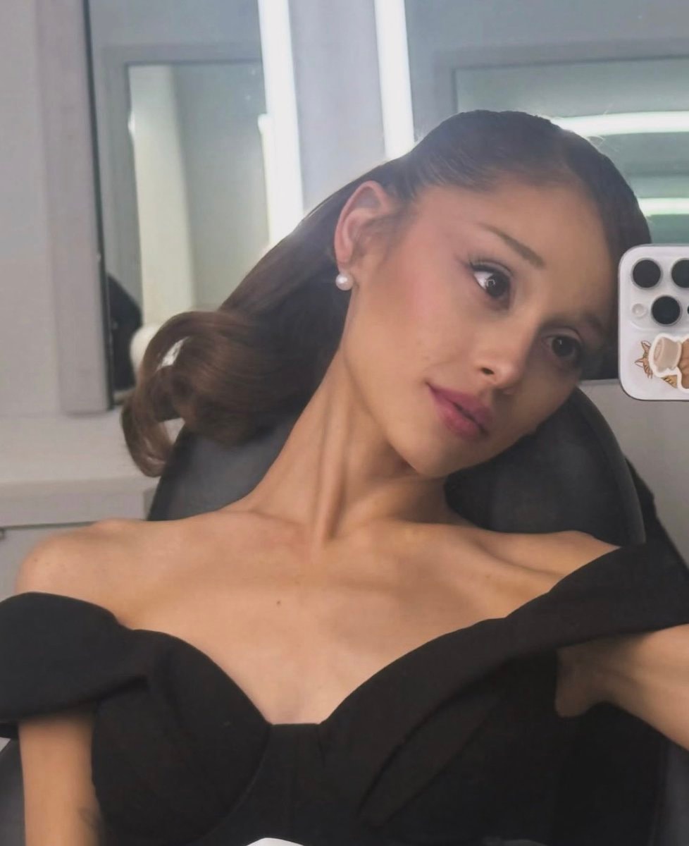 Hailey Bieber Lily-Rose Depp dark hair trend (photo 2 of 2) Hailey Bieber Lily-Rose Depp dark hair trend (photo 2 of 2)