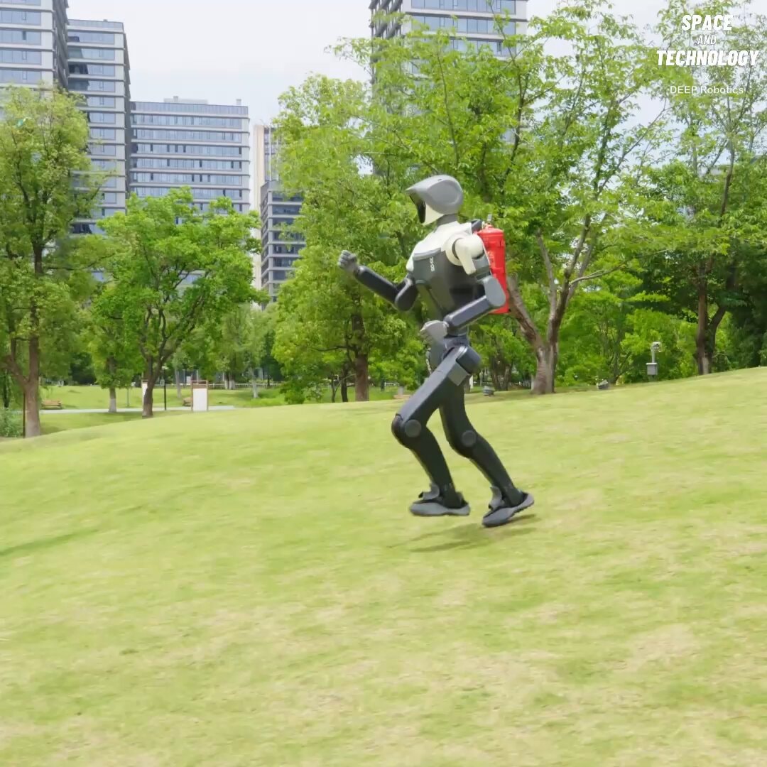 DEEP Robotics DR02 robot running