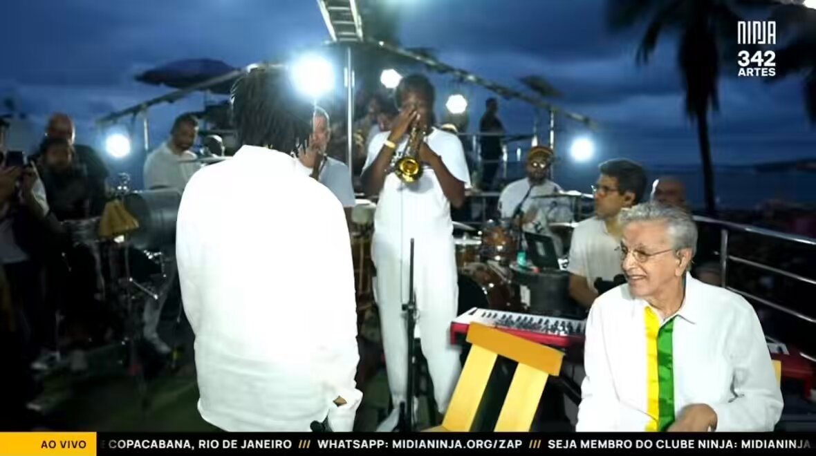 Djavan and Caetano Veloso at AtoPelaDemocracia
