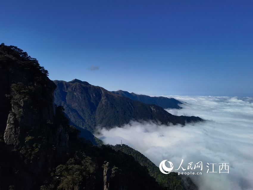 Wugong Mountain sunrise over clouds (photo 4 of 4) Wugong Mountain sunrise over clouds (photo 4 of 4)