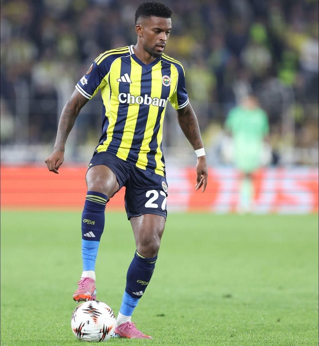 Nelson Semedo dribbling Nelson Semedo dribbling