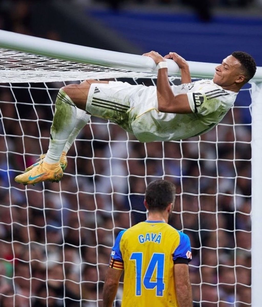 Mbappé hanging from the net (photo 4 of 4)