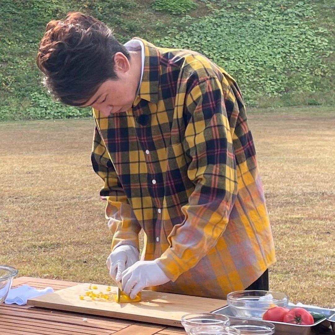 Cooking segment with yellow plaid shirt (photo 2 of 2)