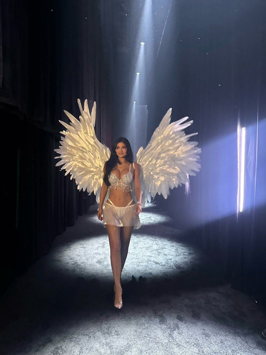 Kylie Jenner (photo 2 of 4)