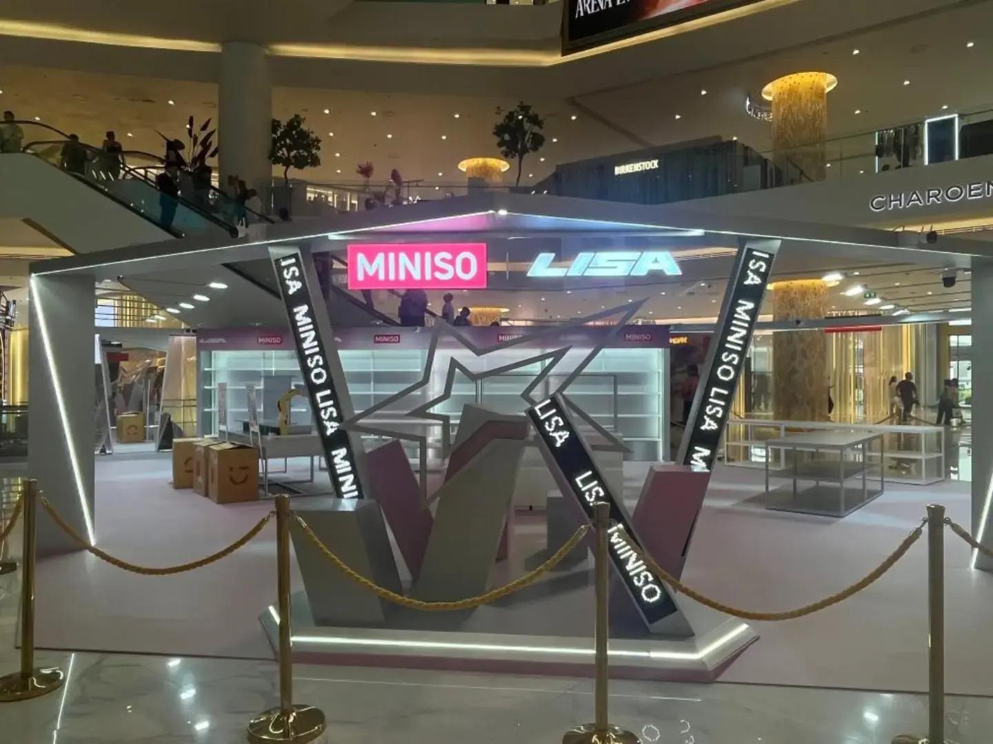 MINISO LISA GLOBAL POP-UP (photo 2 of 4)