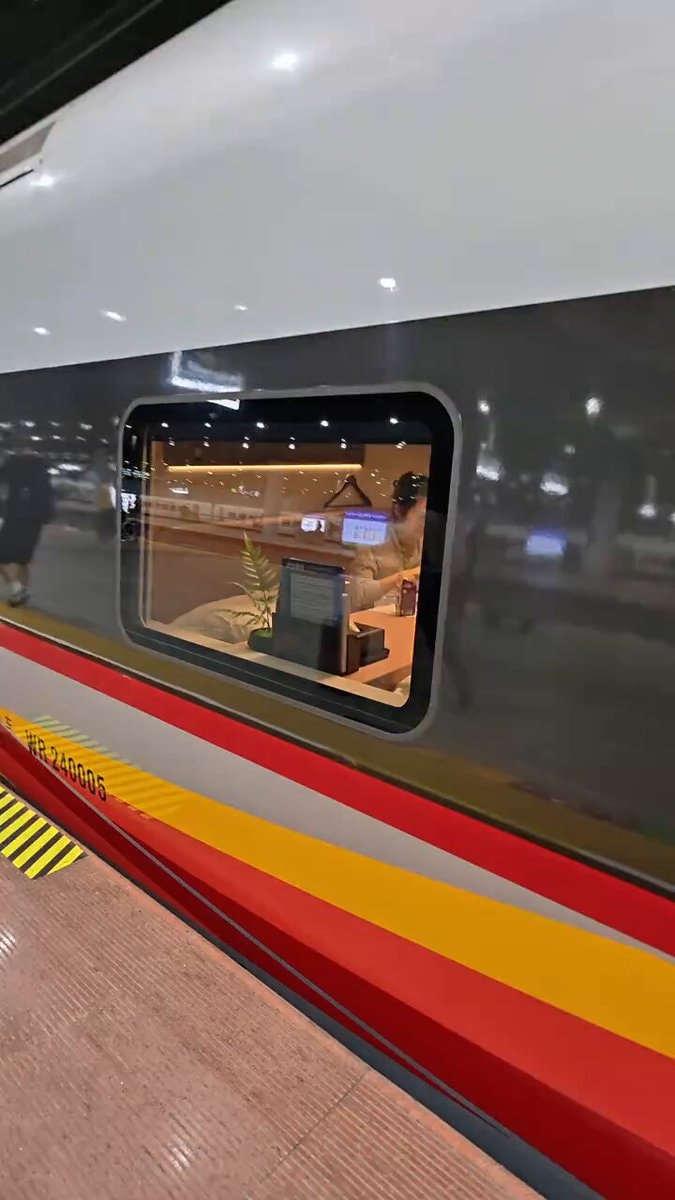 China 350 km/h bullet train sleeper cabin