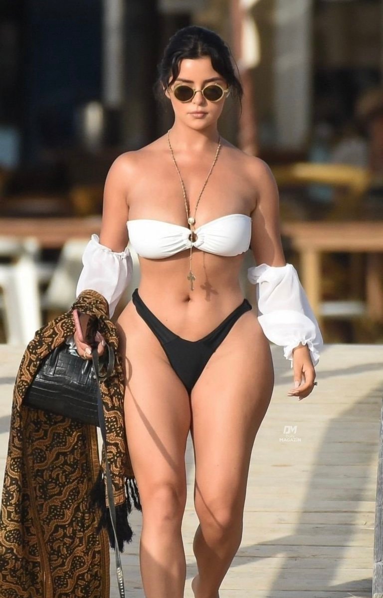 Demi Rose beach walk (photo 2 of 2)