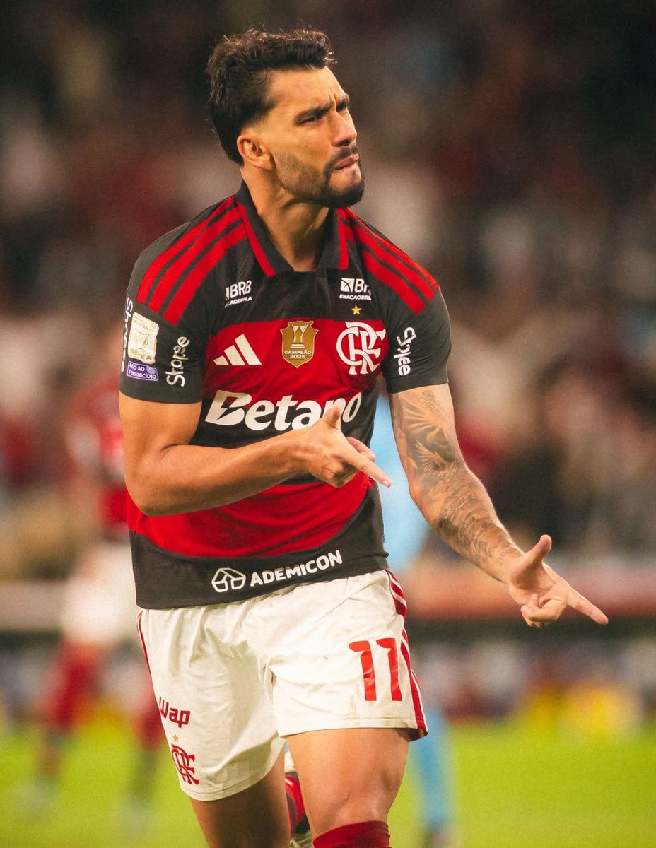 Flamengo player number 11 in red and black jersey