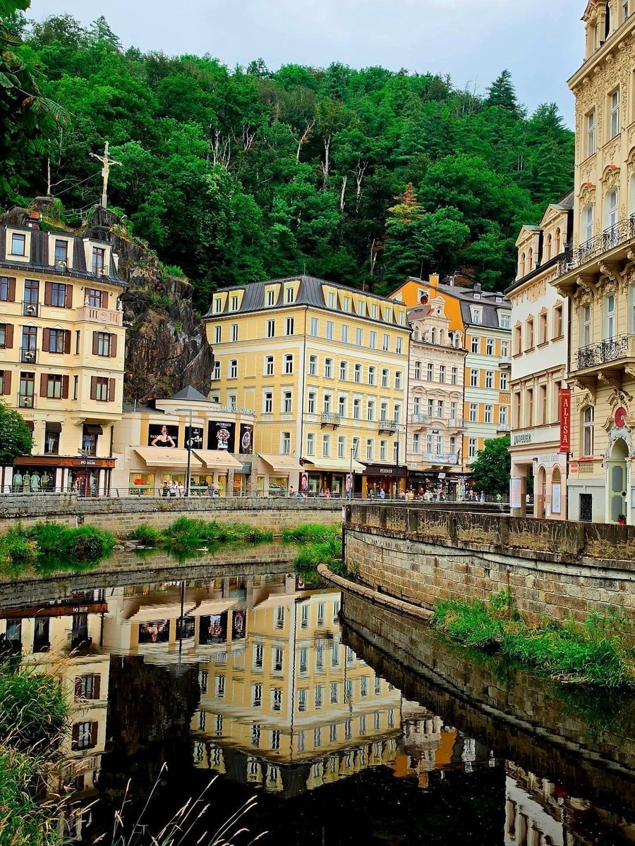 Karlovy Vary canal scene (photo 2 of 4)