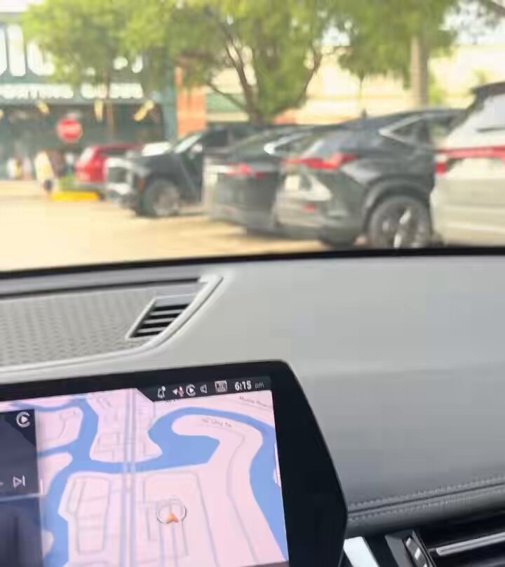 Lionel Messi spotted leaving store without security