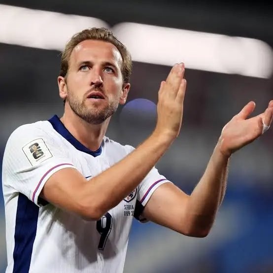 Harry Kane England clapping (photo 1 of 2)