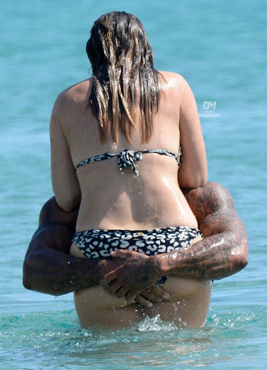 David McIntosh carries Kelly Brook (photo 2 of 2)