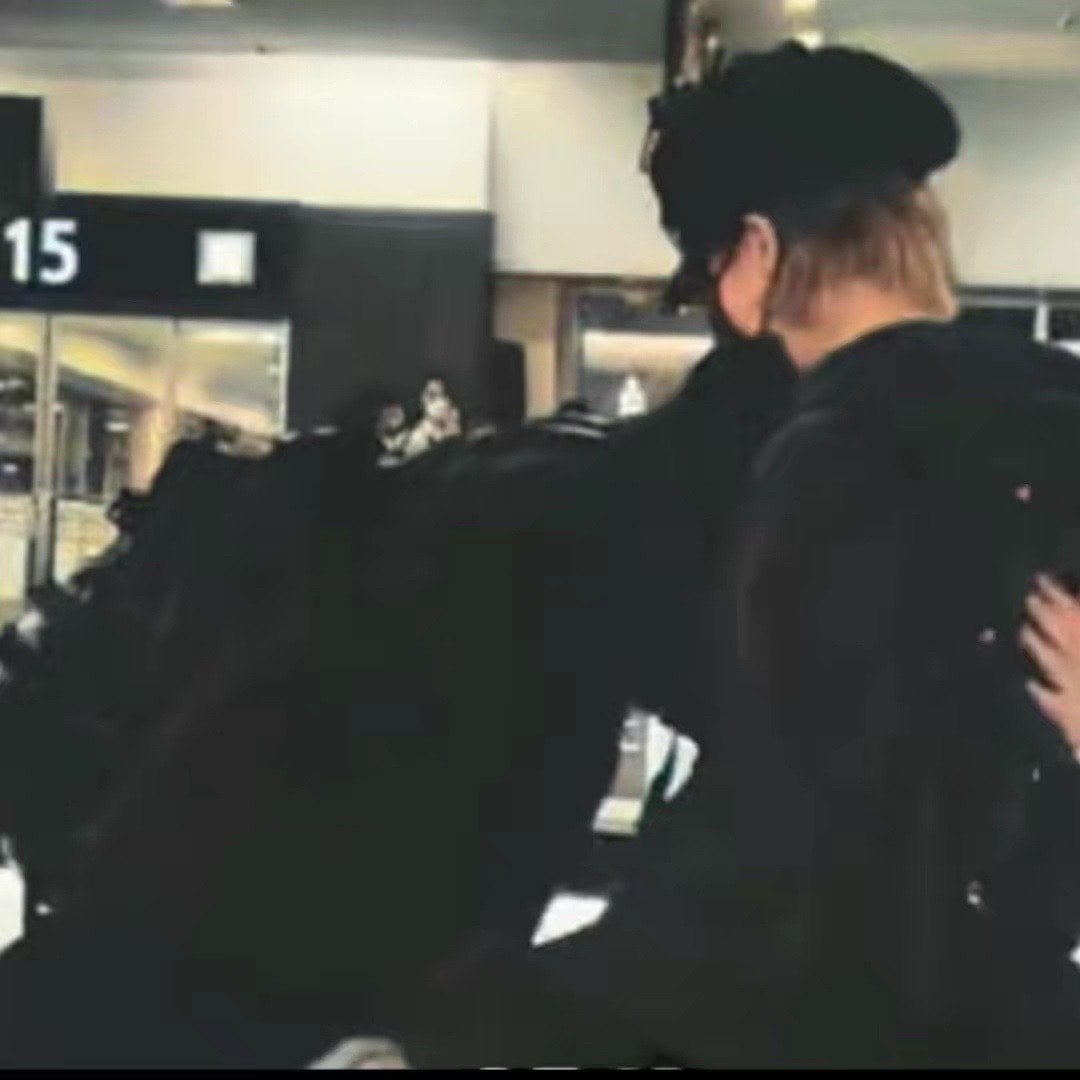 Jikook Edition airport fan photos (photo 4 of 4)