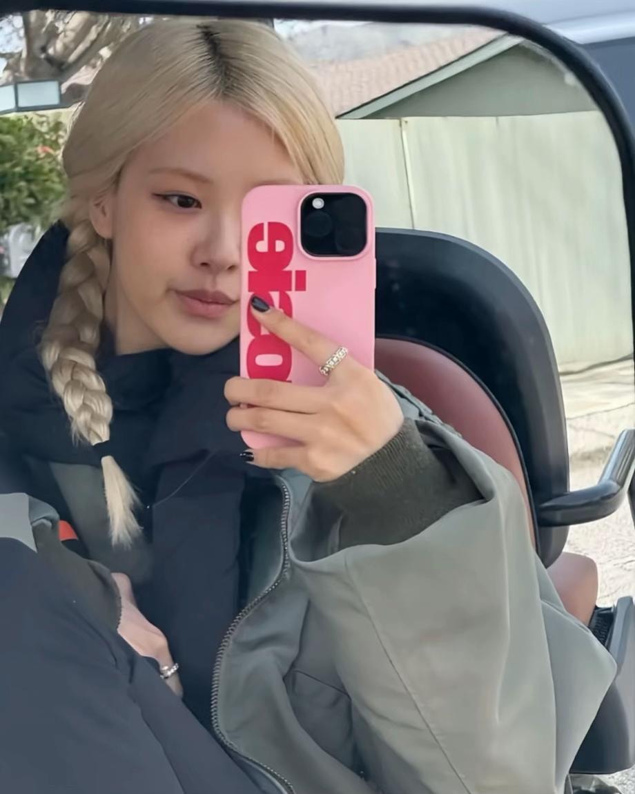 Rosé car selfie 💗 (photo 1 of 4)